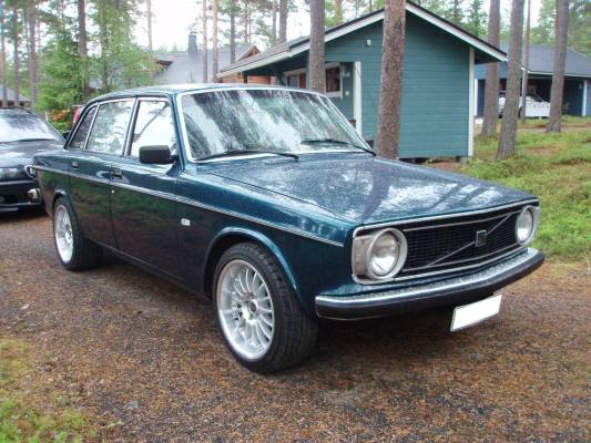 Volvo 144
Aihepiirinä retroautot ja kuvassa aivan esimerkillinen 144 Volvo
Avainsanat: Volvo 144