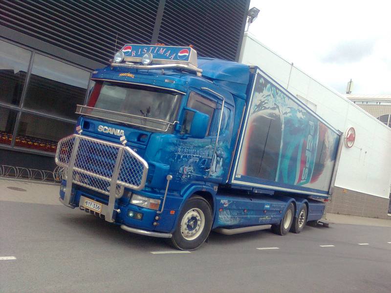 Scania 124L 420
Ristimaa Trucking Pepsi jakamassa Hartwallia juhannusviikolla 2011 valtionvirvotusjuomankauppaa
Avainsanat: Kuljetus Ristimaa Trucking