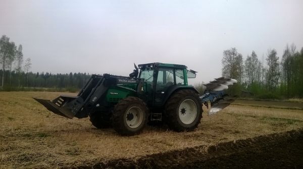 Valtra 8150 HT + Quicke 970 & Överum
Arvottiin ruuhkahuipun tasaaja ja menin sit naapurille kyntään loput viljapellot, koska koneen omistajalla oli muita työtehtäviä, eikä ehtiny sitte harrastaan kylvömuokkausta tällä erää.
Avainsanat: Valtra 8150 Quicke 970 Överum