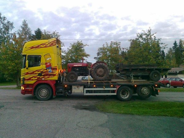 Scania 124L - 420 Topline opticruise VS Massey-Ferguson 35 Perkins manual
Södertäljen mahti kohtaa Englantilaisen ylpeyden Savolaisella maaperällä :D
Avainsanat: Scania 124L Bart simpson Massey Fergoson 35