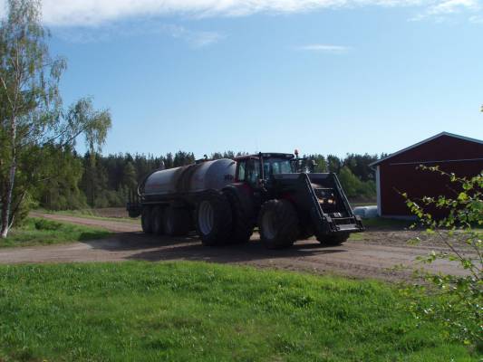 Valtra T170 & Karko J3P
Sattu löytyyn tämmönen kuva bittiavaruudesta. On sen verran tekemisen meininkiä että oli pakko laittaa tänne
Avainsanat: Valtra T170 KArko J3P