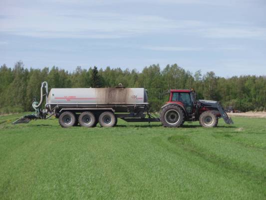 Valtra T170 & Karko
Tuommonen ajo lietettä setän pellolle
