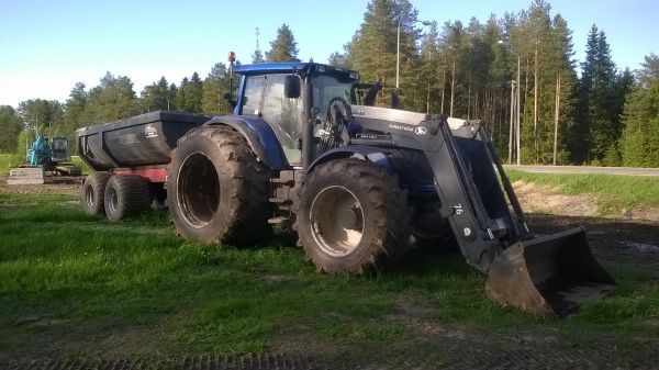 Valtra T213 harvinaisemmalla rengastuksella & Camion 105 maansiirtokärry
Härskillä rengastuksella oleva Sundström AB:n Termari Valtra Kala2 siirtoviemäröinnin viimeistelytöissä
Avainsanat: Valtra T213 Camion 85 Quicke 76