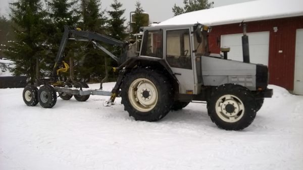 Valmet 605 puunajokamppeissa
Semmonen yhistelmä siitä nyt tuli niputettua niin 903 saa oottaa remonttia vähä myöhemmälle kevääseen että ehtii vaikka hakata puutaki välillä ettei mee täysin ruuvaamiseksi ja naputteluksi kaikkien mahollisten kamppeitten kera vaan.. :D 
Avainsanat: Valmet 605 Vama Patu