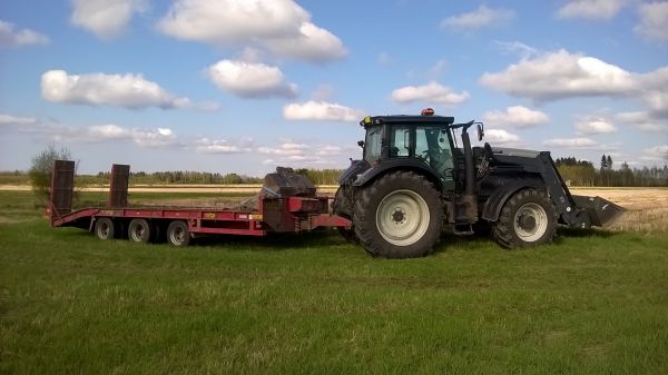 Valtra 213 Versu & Herbs
Lietteenajon aikana oman pellon kantavaan ja tilavaan liittymään oli ilmestyny tuoretta konekalustoa kun rajanaapurin avohakkuupalaselle oli saapunut kaivinkone laikutusmätästykseen
Avainsanat: Valtra versu Herbs lavetti