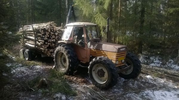 Pakkasten paluu starttasi rankojen ajon
Vintage retelit: Valmet 903, Vama kuormaaja sekä Patu metsäperävaunu lataamassa kuormaa kovempien yöpakkasten jälkeen
Avainsanat: rankaa kevät 2014