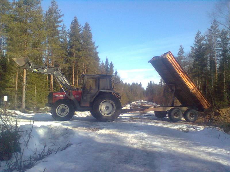 Vielä jaksaa vanhakin roudata 
Takatalvi teki mehtäautoteistä rautateitä niin 705 ja Velsa pääsi ajaan hiekkaa. Hiekkaa tarvitaan muovisten rumpuputkien ympärille ku aletaan tekeen rajanaapurin kaa kivikkoon ja nevakkoon omaa yksityismehtätietä, josa tietty varvut kasvaa paikotellen mutta kantava tielinja menee yli upottavien esteiden. 705 Sige vaatiiki sitte seuraavaks tilasuuden tullen sisempien raidetangon nivelten vaihtoo. Huomasin maantievauhdis että nyt on suuntavakavuus maantievauhdissa hiukan heikenny ja sitte painoinki etukuormaajalla etuakselin ilmaan ja totesin että on aika vaihtaa niveliä ennenkö kyydistä tulee epämukavaa
Avainsanat: Valmet 705 Vreten Velsa Hiekkaa