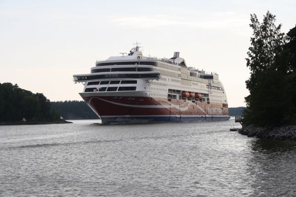 M/S Viking Grace ( STX Finland, Perno 2013 ) Pääkoneet 4 x Wärtsilä 8L50DF,                             jotka tuottaa noin 31 000 kW
218 metrinen maksimissaan noin 41km/h kiitävä tähänastisten Ahvenanmaalaisten viikinkilaivojen kuningas pujottelemassa Ruissalon ja Hirvensalon välissä kohti Aurajoen suuta
Avainsanat: Viking Grace