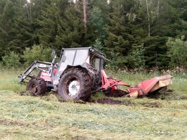 Pakollinen kahvitauko..
Kyseinen pelto pistää kyllä kampoihin viimeiseen asti ennen pientä uusiksimuotoilua sekä sorastusta.. :D Toivottavasti sorakuormilla pääsis silmäkealueelle viel täysillä maantiekuormilla täsä syksyn päälle aina kun ehtii ettei tarvi rueta eniksi vetään soramattoo ensimmäiset 20 kuormaa ennenkö pääsee edes perille varsinaiselle sorastusalueelle.. :D Viime syksyn 750 tonnin sorastusoperaation kokemuksella pitäisi huilata ihan kohtuudella myös kyseiselläkin palasella.. Mutta sen näkee sitte pitääkö kippailla soravuori vain pellon päähän aluksi ja siitä sit jatkaa vähä pienemmällä kärryllä lopullisiin kohteisiin kun maa on vähän jäätyny pinnasta.. 
Avainsanat: letsplay Traktorin upotusta