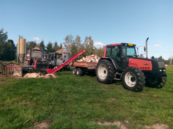 Kaikki yhdes koos
Valmettia ja Valtra ryhmätyössä pistämässä hakkurin jälistä jääneitä ylikokopuita pilikkeeksi
Avainsanat: pilikettä