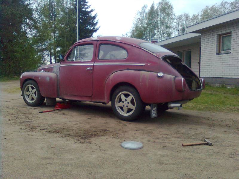 Nostalgiaa lisättynä uusilla tuulilla = Hot rod :D
Josta tämä yksilö on vielä aika kaukana.. Mut kuhan sovittelin varastosta löytyviä ylimääräisiä renkaita alle, jotka oli viel oikealla jaolla olevilla vanteillakin.
Avainsanat: No pokemon shit