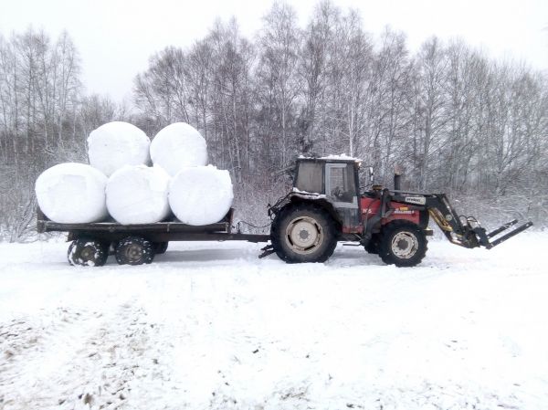 Heiniä ajetaan aina liukkaalla kelillä :D 
Se vaan on niin, että " Heinäkuorma heti" tilaukset sattuu aina kelin puolesta siihen liukkaimpaan ajankohtaan :D 
Avainsanat: lumipalloja