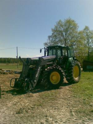 John Deere 6620 Quicke Q65
Apulanta säkkien nostelua
Avainsanat: John Deere 6620