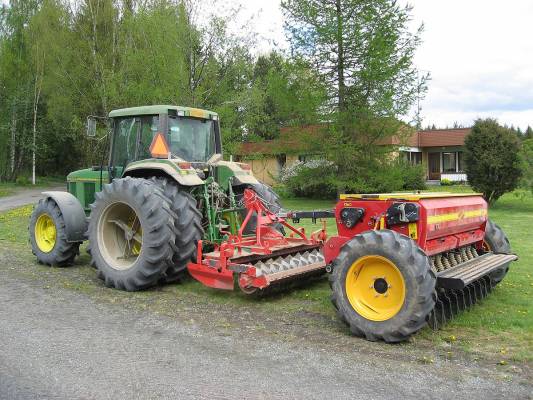 Jyrsinkylvöyhdistelmä
Kevään 2008 kylvöjen jälkeen. Seuraavaksi koneet pesuun.
Avainsanat: jd 6800 tempo juko jyrsinkylvö