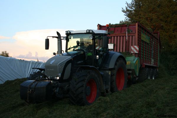 Fendt purkaa toisen sadon kuormaa
Fendt 936 
Strautmann Tera-Vitesse 5201 DO
Avainsanat: Fendt Strautmann