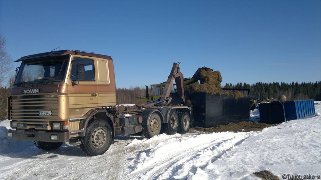 Scania ja Valmet aumalla
Paria laatikkoa rehua hakemassa.
Scania 142H '87 + Multilift
Valmet 800 '79
Avainsanat: scania valmet rehu koukku