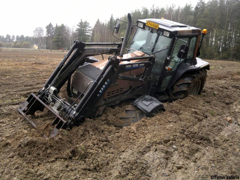 Viemärikaivantojen poljentaa
Toisaalla kestää ja toisaalla taas ei. Paikkapaikoin talvella kaivetun viemärin maapenkka ei yhtään tiivisty ja tällaisessa kovan kankaan laidassa oleva upottaa kuin mamman puurovelli. 
Valtra 8150 '04 + Isme220B 
- http://ltnj.net/timo/konegalleria/ -
Avainsanat: Valtra 8150 kiinni