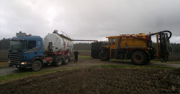 Välivarastolla toimintaa.
Scania 460 & siirtoperävaunu 
6m merikontti vaihtolavakiskoilla, takaovet tilkittynä ja katto rei'itettynä
Veenhuis VTT300
Avainsanat: Scania lietteensiirto perävaunu veenhuis vtt 300