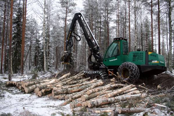 Kelpasi lapata kyytille
1070 TJ:llä pikkunättiä aukkoa.

www.dy.fi/m4v
Avainsanat: 1070D Timberjack