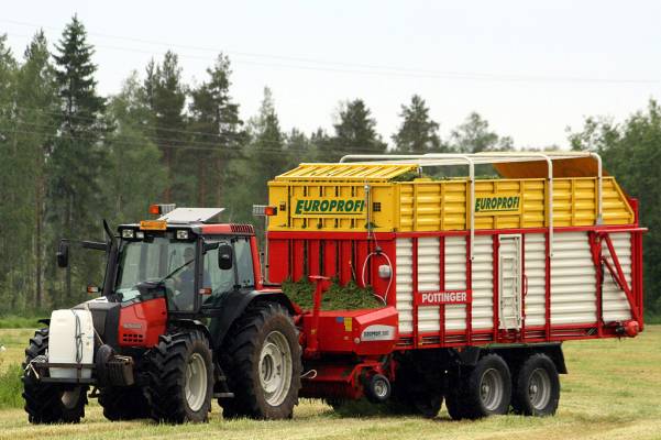 Valtra Valmet 6850HT & Pöttinger Europrofi 5000
-http://dy.fi/m4v-
Avainsanat: valtra rehu pöttinger