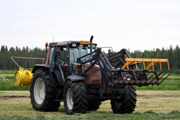 Tallausyksikkö
Valtra 8150 ja Reckin kela, ekaa kertaa opettelemassa käyttöä ja ihan pätevältä tuntuu.
-http://dy.fi/m4v-
Avainsanat: reck valtra