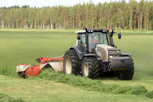 T171 & Kuhn FC 703 RA
Ensimmäisen sadon viimeisiä viedään.
- www.dy.fi/m4v -
Avainsanat: T171 Kuhn