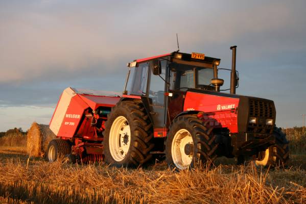 Valmet 905 & Welger RP 200
Paalauksen alkeita opettelussa Pikku-Valmetilla. Murheitten kautta voittoon ja kolmantena päivänä jo saatiin paali verkon sisälle! :] 
- www.dy.fi/m4v -
Avainsanat: Valmet 905 Welger RP 200