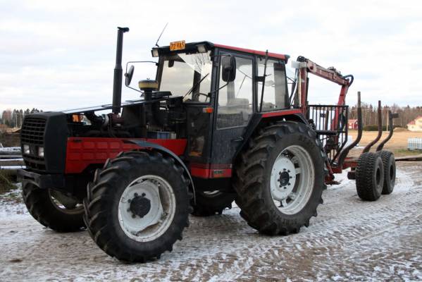 Metsään jos tahdot mennä nyt..
Oli tarkoitus jo maanantaina hyökätä metsähommiin...
Perjantaille kuitenkin venyi pienien muutostöiden ja fiksailujen jälkeen.
Projekti-osastolta löytyy kuva muodikkaammasta ahtoputkesta.
Jospa nyt kelpais puita mätätä tien varteen.
Aamulla pellit paikalleen kun pakkailee sahaa ja kannua kyytille!
- www.dy.fi/m4v -
Valmet 905T -89 ja Tempon kärry ladattu Patruunalla.
Avainsanat: Valmet 905T Tempo Patruuna