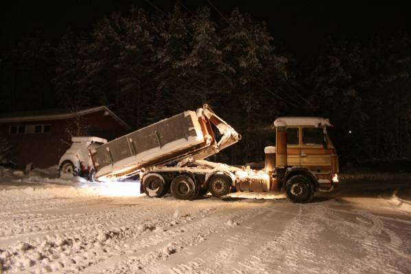 Lava selkään.
Scania 142H -87

Scania lähdössä hakemaan pikku-valmettia takaisin töihin. 565 oli vuosihuollossa, eikä nynnyt tarkene ajaa pikkupakkasella sitä kotia.
- www.dy.fi/m4v -

Avainsanat: scania koukku 142 h v8