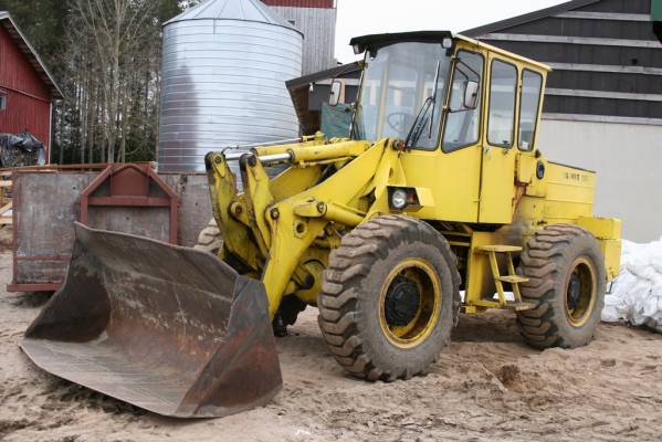 Valmet 800
Vanha näppärä 1979 mallin pyöräkone. Ei hikoile eikä vuoda. 
Pätevän oloinen kampe näin pienillä koeajoilla viikonlopun aikana.

Avainsanat: Valmet 800