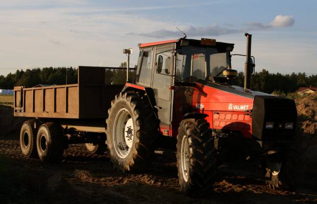 Valmet 905 paistattelemassa illan hämärtyessä
Valmet 905 '89 Velivenäläisen kanssa.
Maansiirtohommia rehukirkon pohjalla.
- www.dy.fi/m4v -
Avainsanat: Valmet 905 maansiirto