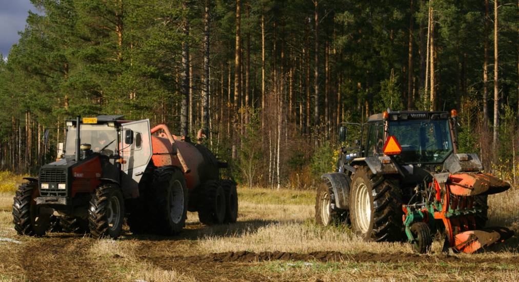 Lietteen levitystä
Paussille kesken nätin syyspäivän.
Valmet 905 + Livakka 10³
Valtra 8150 + Kverneland EG85 
Avainsanat: valme valtra 8150 905 liete aura kverneland