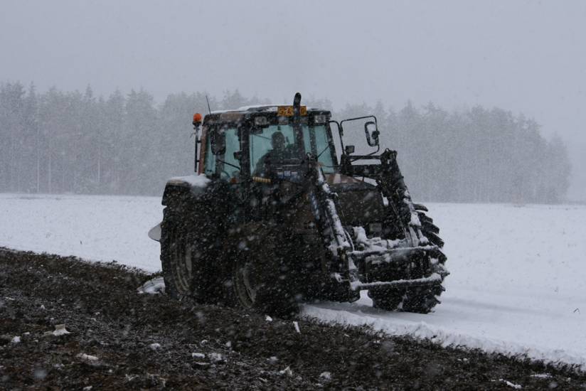 Jatkoa nätille syyspäivälle.
Keli muuttui aika reippaasti kesken linnunlaulun...
Valtra 8150 + Kverneland EG85
Avainsanat: Valtra 8150 kverneland