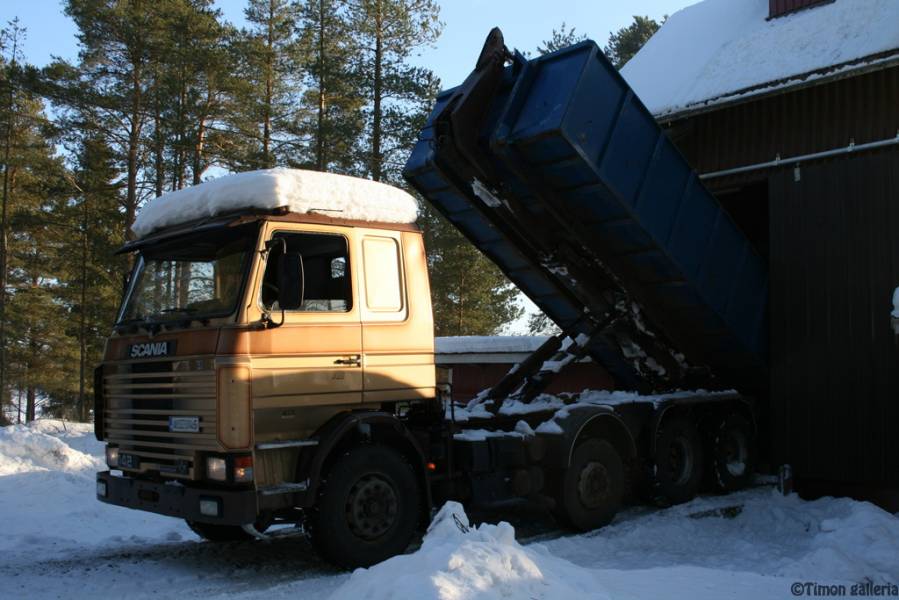 Jyviä kuivaajalle Scanialla
Scanikalla loput jyvät kuivajaalle.
Vain traktorin kärryllä onnistuu kotona siiloihin purkaminen, mutta kuorma-auton lavoilta jyvät pitää kuivaajan kautta kierrättää traktorin kärryille.
Syksyltä jäi yli 3 traktorin kärryä ja kolme vaihtolavallista jyviä. Kelit alkaa olemaan suotuisat ajaa jyviä eestaas.
Avainsanat: Scania 142H vilja kuivaaja