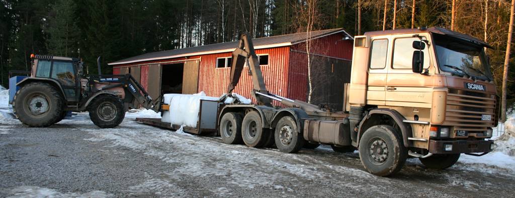 Kuorman purku
Etäpelloilta pyöröpaaleja 14kpl/kuorma.
Scania 142H '87 / Multilift / koneenkuljetuslava
Valtra 8150 Mega '04 / Isme 220B / Hyväkoneen paalipihti
Avainsanat: Scania 142H Valtra 8150 Isme pyöröpaali