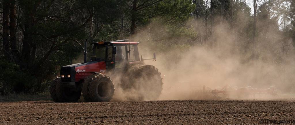 Äestystä
Valmet 905 & Väderstad NZ-A 600 T-6
Avainsanat: valmet äestys väder