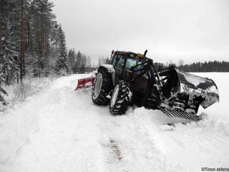 Sattuuhan sitä satunnaisesti.
Ensimmäistä kertaa tälle talvea tuli pukattua traktori tyhjän päälle. Mokoma ei lähteny omin avuin enää pois.
Ketju kiinni ja ojan yli pellolle. 
Pahanen kulkumies ilman ketjuja, rehuleikkurin kun muistais pudottaa kotia niin lisäis takarenkaille painoa huomattavasti.
Valtra 8150 '04 / Isme 220B / Silocut 150 / VM 300 JH2
- www.dy.fi/m4v -
Avainsanat: Valtra 8150 '04 Isme 220B Silocut 150 VM 300 JH2