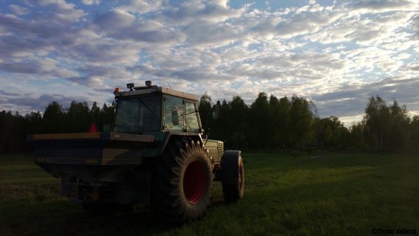 Apulaardin levityksessä
Fendt 612 LS A -89 & Bogballe M1 Trend
Avainsanat: Fendt 612 bogballe