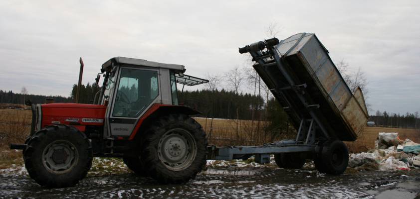 Näppäryyden huippu
MF 3060E & vaihtolavakärry
Kun talon Scaniassa on koukkulaite niin pitäähän sitä traktoreille olla myös vaihtolava-vaihtoehto!
Kärryn historiasta ei tiedossani muuta tietoa kuin Pietarsaaresta on kotoisin ja kolme lavaa löytyypi.
Toimiva yksilö, mitä nyt pieniä öljyvuotoja. Ei tarvi jyväkärryjä aina uhrata esim. lautanipuille ym.ym.
- www.dy.fi/m4v - 
 

Avainsanat: MF 3060 vaijeri vaihtolava