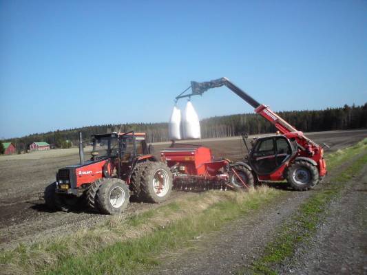 Täytöllä
Beetmasterin lannoitetäyttö
Avainsanat: Beetmaster, Valmet655, Manitou