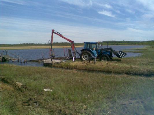 Laiturin rotiskon purkua med valmet 6600E
Alko jo talven jäljiltä olla laituri suht huonossa kunnossa, otettiin pois ja tehtiin tilalle hiekkaranta ;)
Avainsanat: Laituri, valmet 6600, patteriz