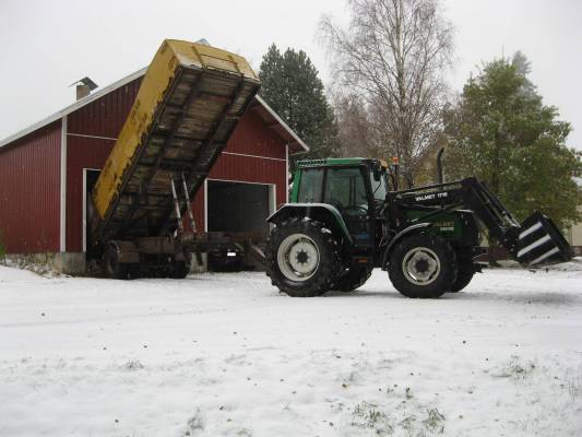 Valmet 6600E
Polttopuita kippaamassa varastoon talveksi. 
Avainsanat: Kärry Valmet 6600E