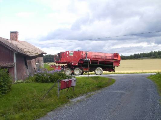 Pmc hernepuimuri
Tuommonen meni kylätiellä. En tiiä näkyykö kone hyvin.
Avainsanat: Puimurit