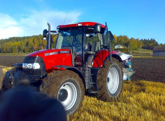 CaseIH Puma 155 
koeajo-koneella kyntämässä
