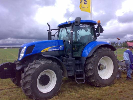 New Holland T7050 Loimaalla
