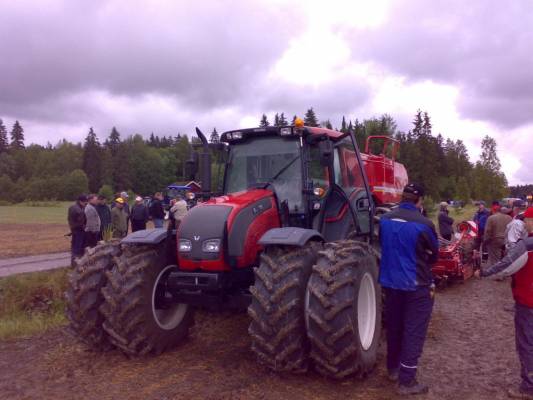 Valtra N141 ja Horsch:in kylvökone
