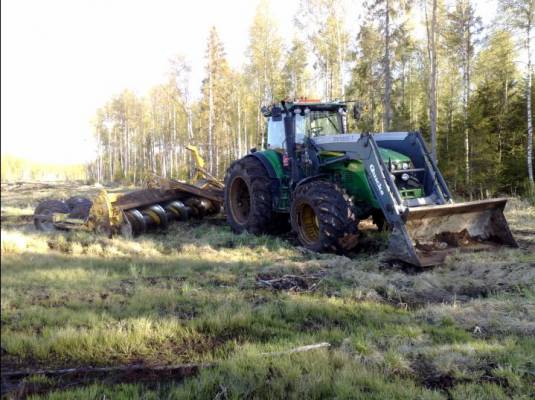 JD 7930+ Q85 ja 6m suokoneen ruuvvi
Urakoitsijan kalustoa.
Avainsanat: JD 7930