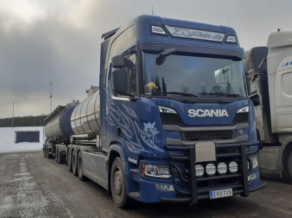 A-Rahdin Scania 560R
A-Rahti Oy:n Scania 560R säiliöyhdistelmä.
Avainsanat: A-Rahti Scania 560R ABC Hirvaskangas