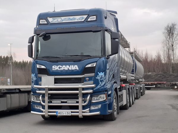 A-Rahdin Scania
A-Rahti Oy:n Scania säiliöyhdistelmä.
Avainsanat: A-Rahti Scania ABC Hirvaskangas