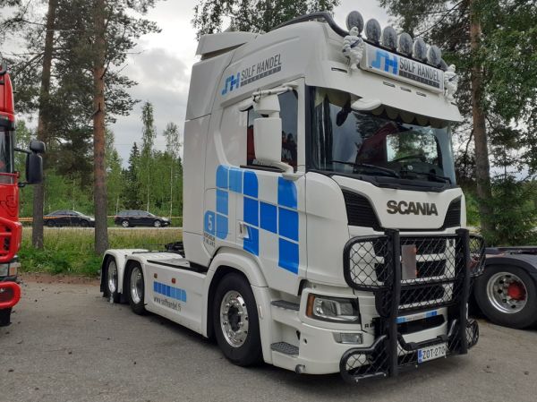 AB Solf Handel Oy:n Scania R660
AB Solf Handel Oy:n Scania R660 rekkaveturi.
Avainsanat: Solf-Handel Scania R660 Runni26